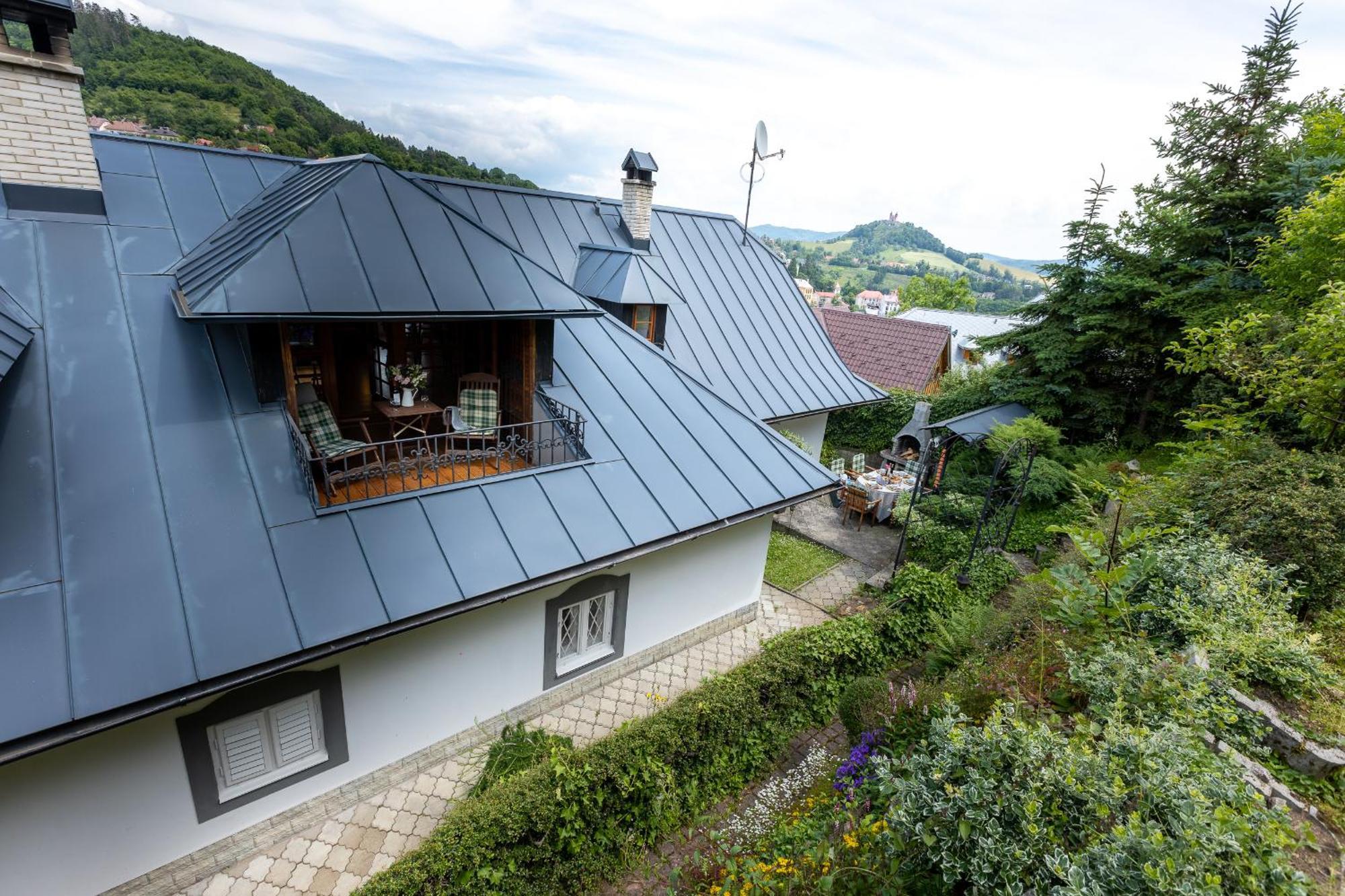 Villa Amalia, Centrum Banska Stiavnica, Parkovanie Pre 2 Auta, Velka Zahrada S Krbom, Cela Villa Amalia Pre 14 Osob Alebo Samostatne Nezavisle Prve Podlazie Villa Ama Pre 6 Osob Alebo Samostatne Nezavisle Podkrovie Villa Lia Pre 8 Osob,Pristup Cez Pi Exterior foto