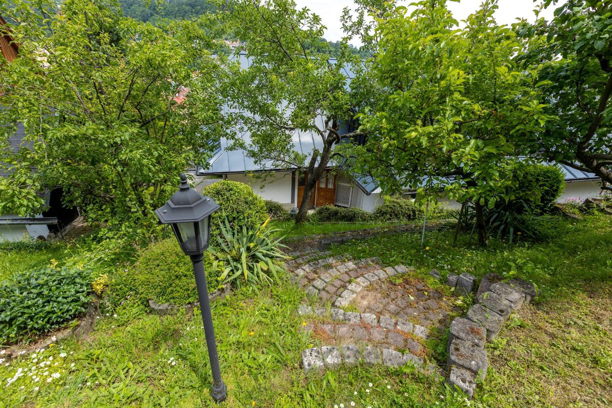 Villa Amalia, Centrum Banska Stiavnica, Parkovanie Pre 2 Auta, Velka Zahrada S Krbom, Cela Villa Amalia Pre 14 Osob Alebo Samostatne Nezavisle Prve Podlazie Villa Ama Pre 6 Osob Alebo Samostatne Nezavisle Podkrovie Villa Lia Pre 8 Osob,Pristup Cez Pi Exterior foto