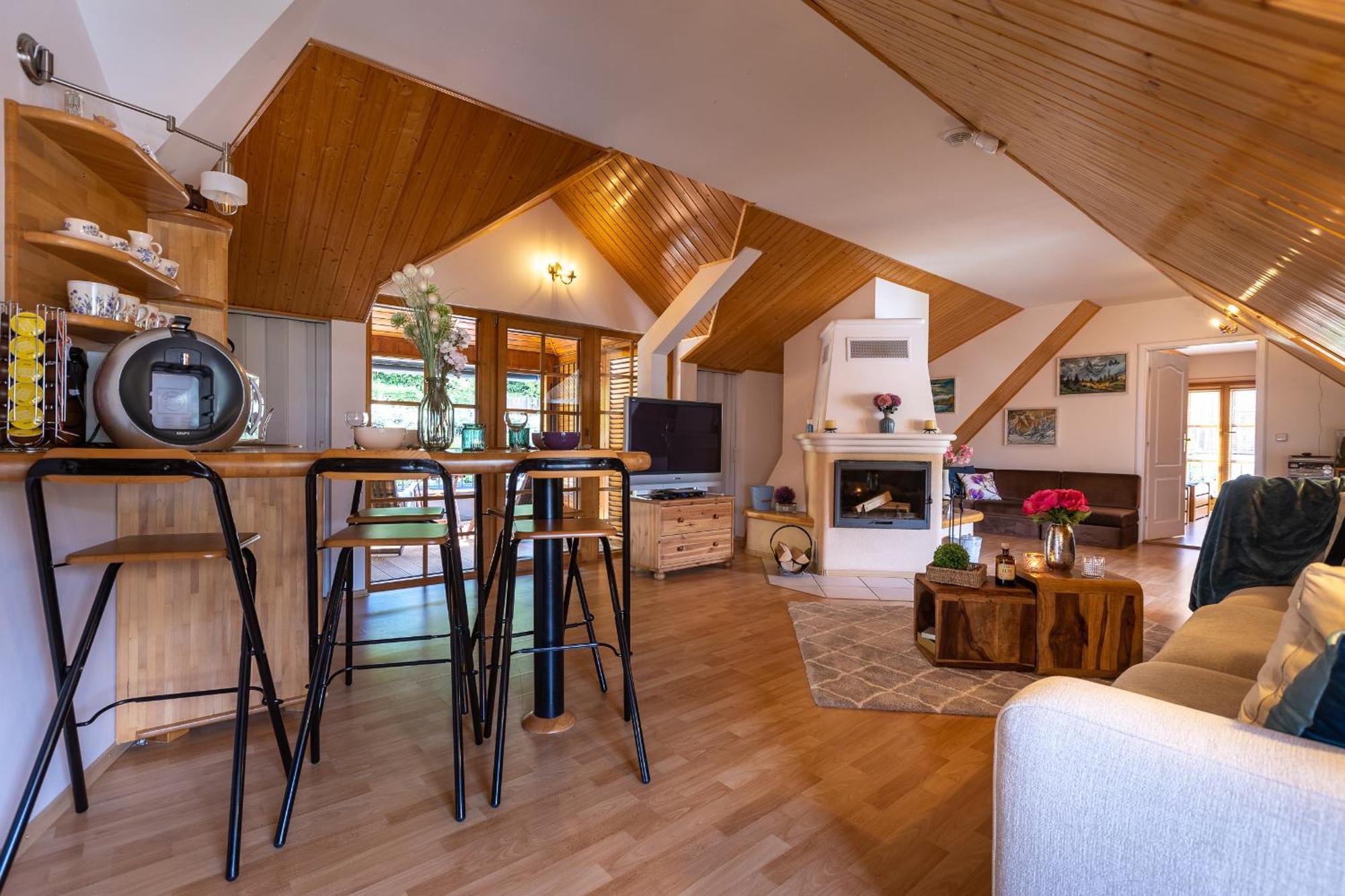 Villa Amalia, Centrum Banska Stiavnica, Parkovanie Pre 2 Auta, Velka Zahrada S Krbom, Cela Villa Amalia Pre 14 Osob Alebo Samostatne Nezavisle Prve Podlazie Villa Ama Pre 6 Osob Alebo Samostatne Nezavisle Podkrovie Villa Lia Pre 8 Osob,Pristup Cez Pi Exterior foto