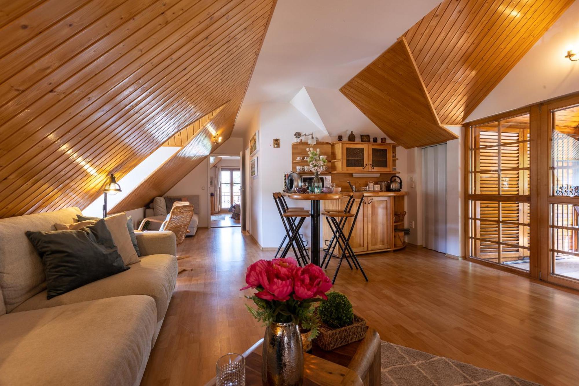 Villa Amalia, Centrum Banska Stiavnica, Parkovanie Pre 2 Auta, Velka Zahrada S Krbom, Cela Villa Amalia Pre 14 Osob Alebo Samostatne Nezavisle Prve Podlazie Villa Ama Pre 6 Osob Alebo Samostatne Nezavisle Podkrovie Villa Lia Pre 8 Osob,Pristup Cez Pi Exterior foto