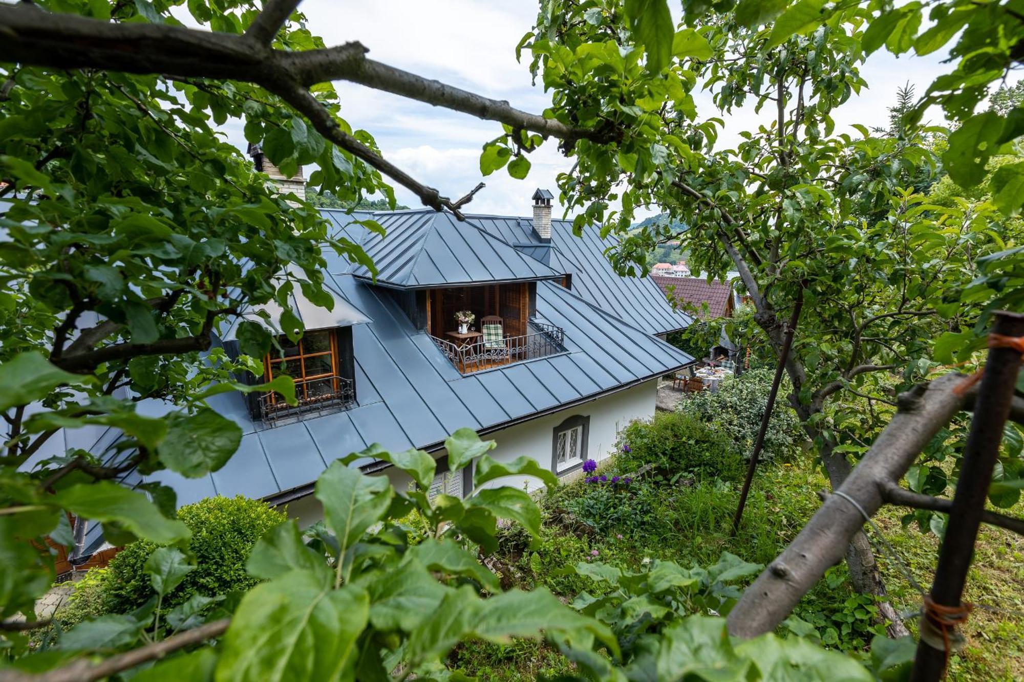 Villa Amalia, Centrum Banska Stiavnica, Parkovanie Pre 2 Auta, Velka Zahrada S Krbom, Cela Villa Amalia Pre 14 Osob Alebo Samostatne Nezavisle Prve Podlazie Villa Ama Pre 6 Osob Alebo Samostatne Nezavisle Podkrovie Villa Lia Pre 8 Osob,Pristup Cez Pi Exterior foto