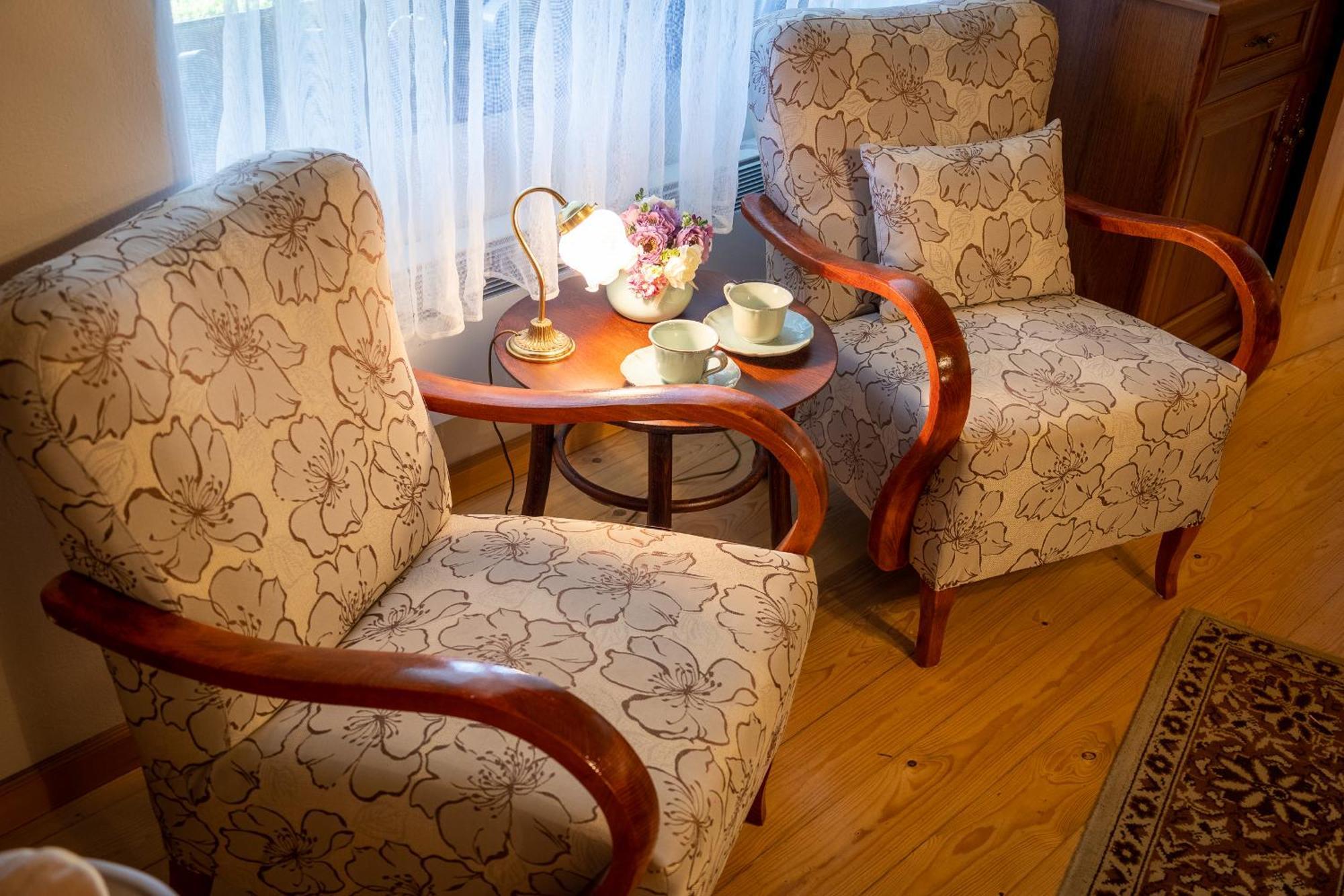 Villa Amalia, Centrum Banska Stiavnica, Parkovanie Pre 2 Auta, Velka Zahrada S Krbom, Cela Villa Amalia Pre 14 Osob Alebo Samostatne Nezavisle Prve Podlazie Villa Ama Pre 6 Osob Alebo Samostatne Nezavisle Podkrovie Villa Lia Pre 8 Osob,Pristup Cez Pi Exterior foto